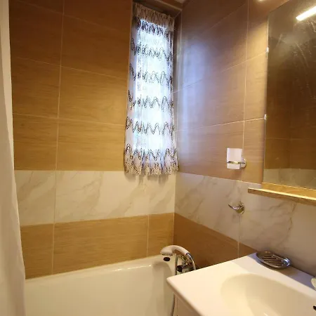30 M² Avec Balcon, A Proximite Des Pistes Et Des Commerces, Animaux Acceptes - Fr-1-549-53 *
